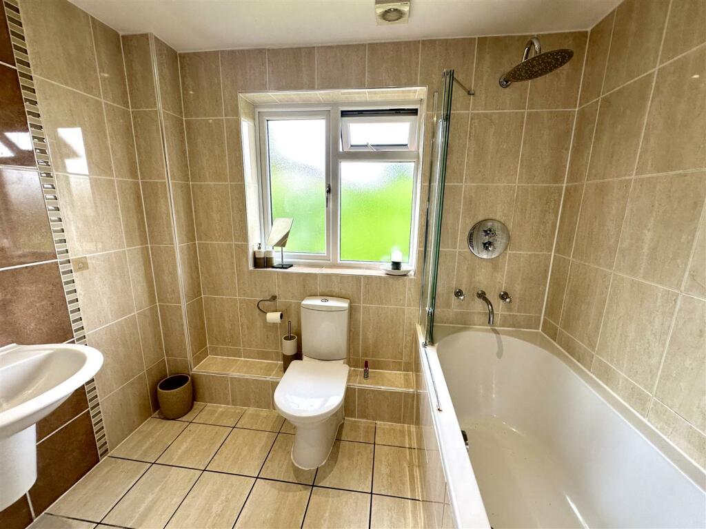 FAMILY BATHROOM