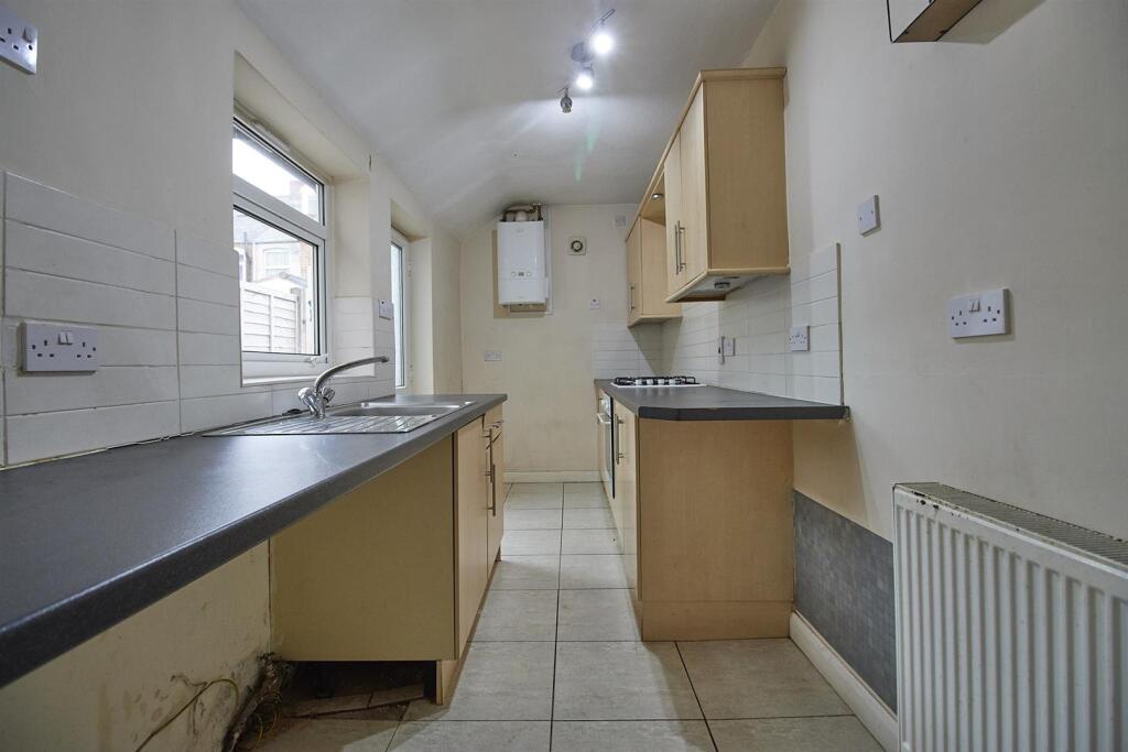 FITTED KITCHEN TO REAR