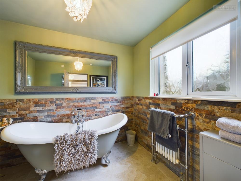 En-Suite To Master Bedroom