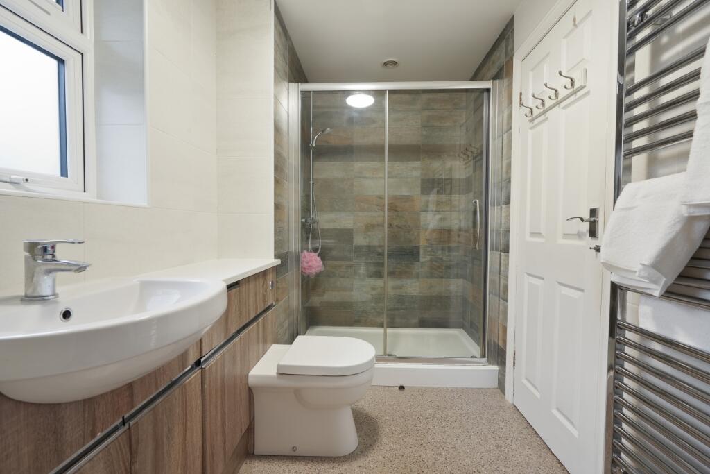 Estate Agent EweMove Scunthorpe Bathroom