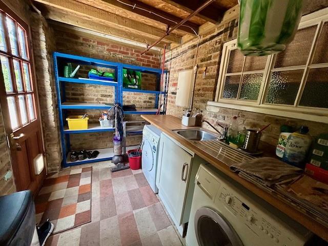 7 Devonshire Drive utilty room.jpg