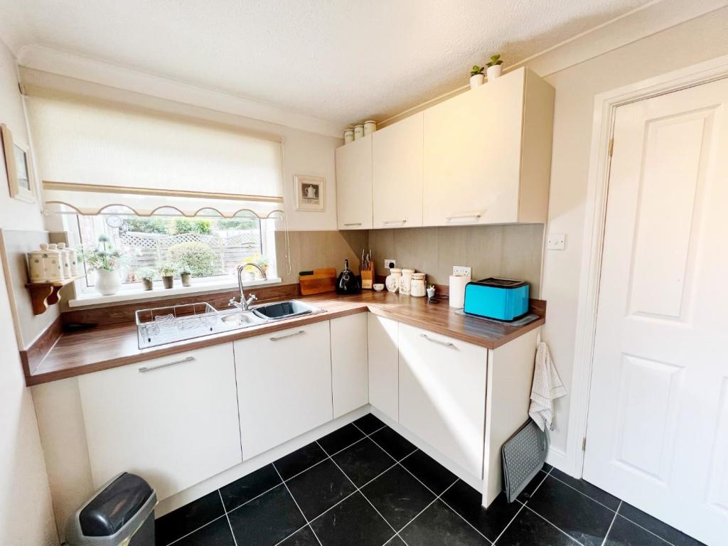Kitchen pic 2.jpg