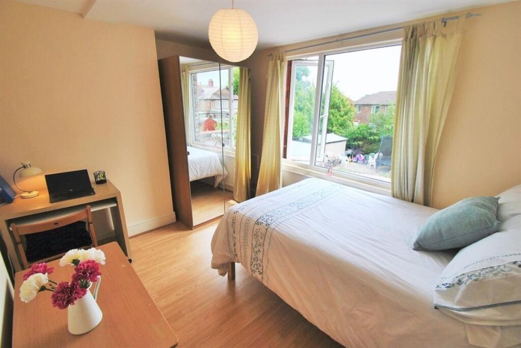 Bright, neatly presented double bedroom with la...