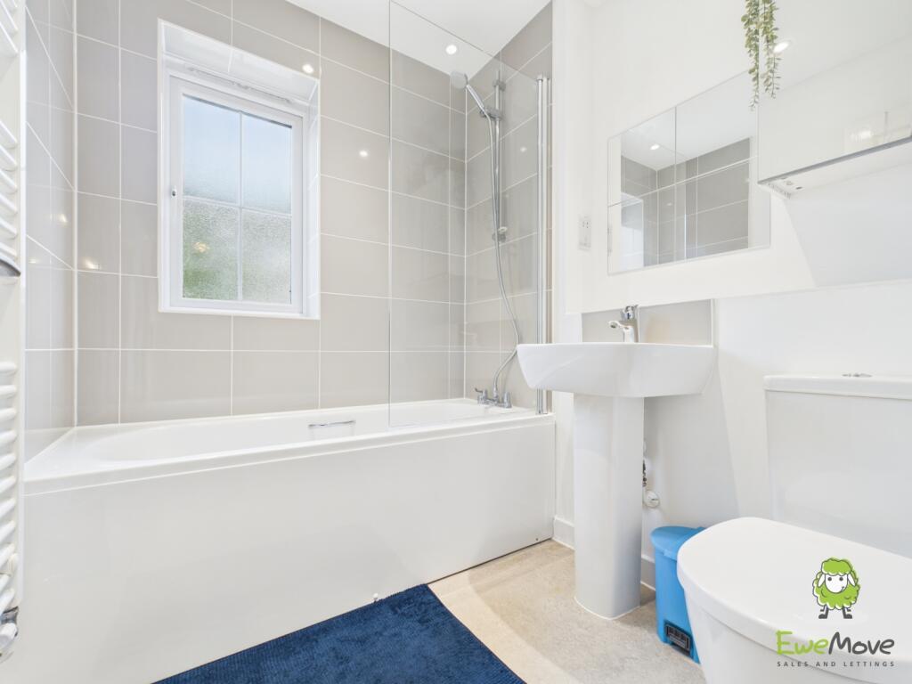 EweMove Estate Agents Basingstoke - Dovecote Way -