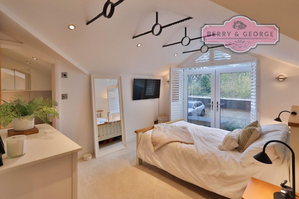 MAIN BEDROOM