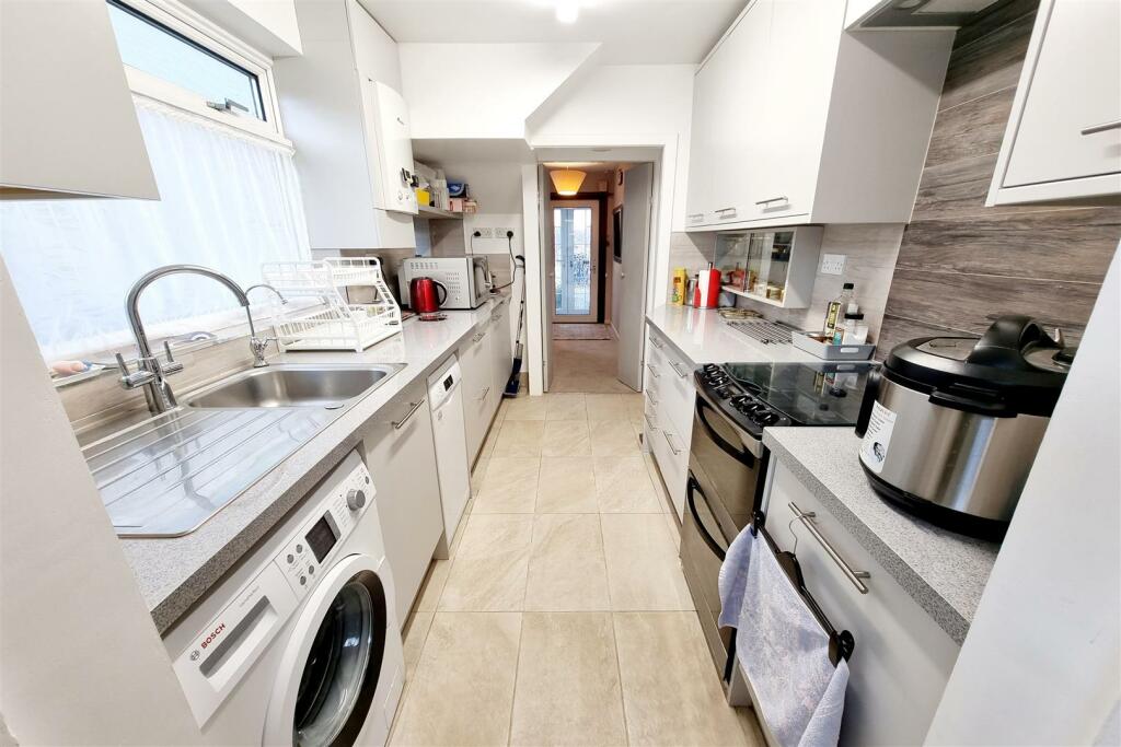 FITTED KITCHEN: PIC. 1