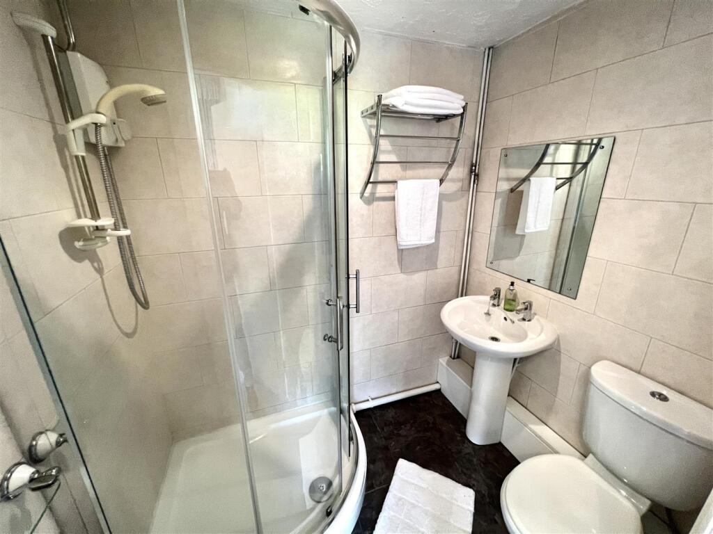 EN-SUITE SHOWER ROOM