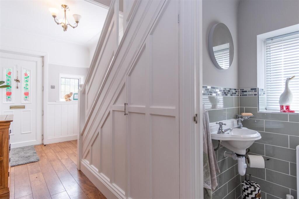 Entrance Hall/WC