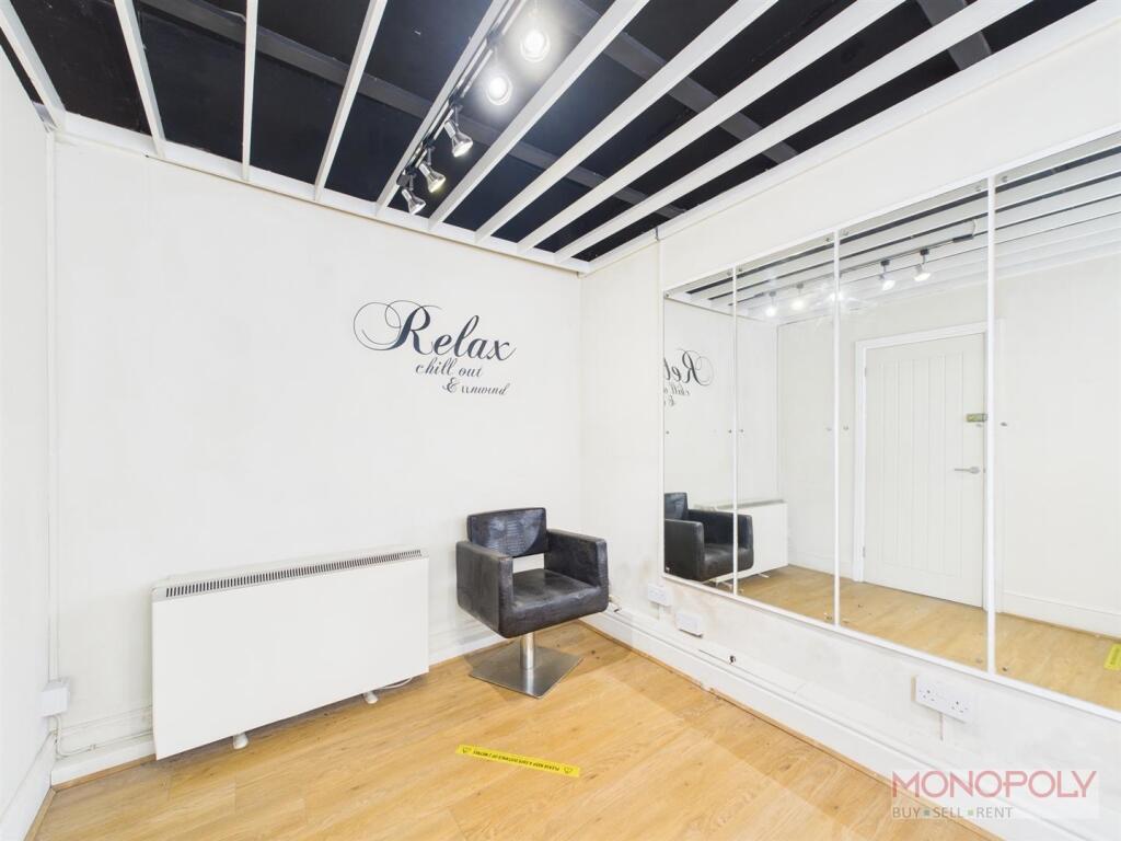 OFFICE/ WAITING ROOM