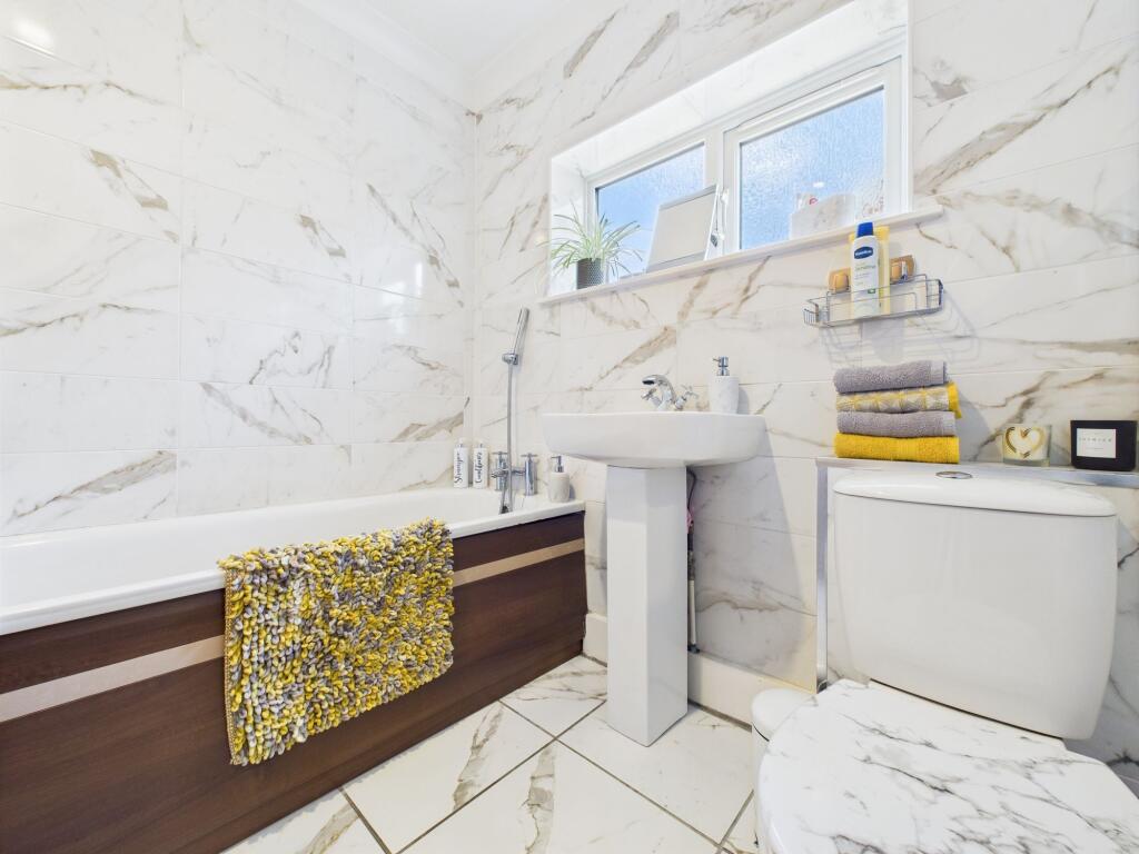 Bathroom (Ground Floor)