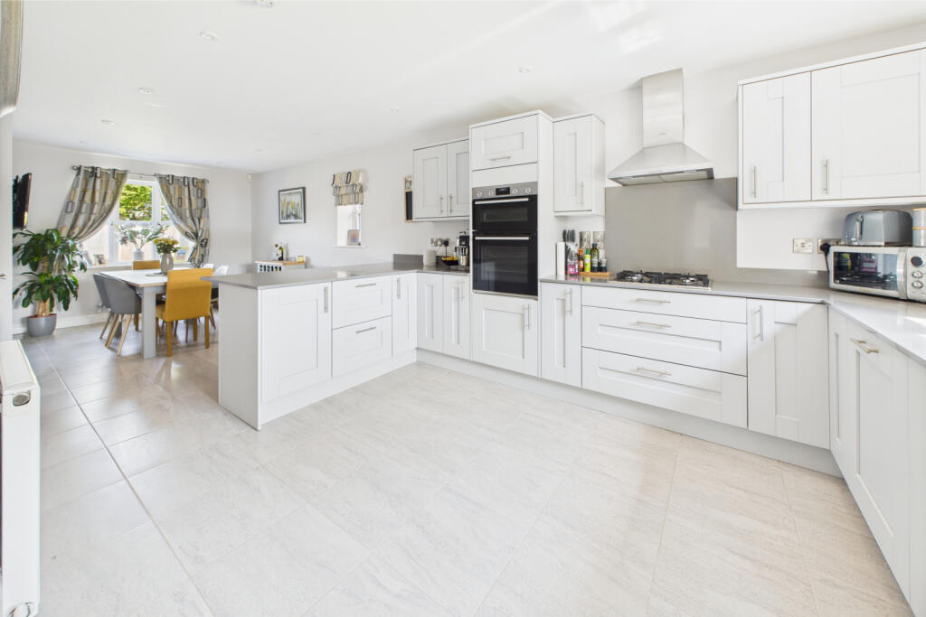 Kitchen / Dining Area
