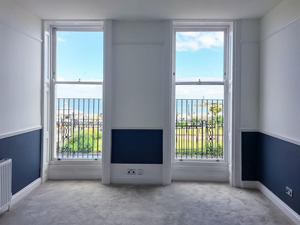 Flat 2, 12a Marine Gardens1.jpg