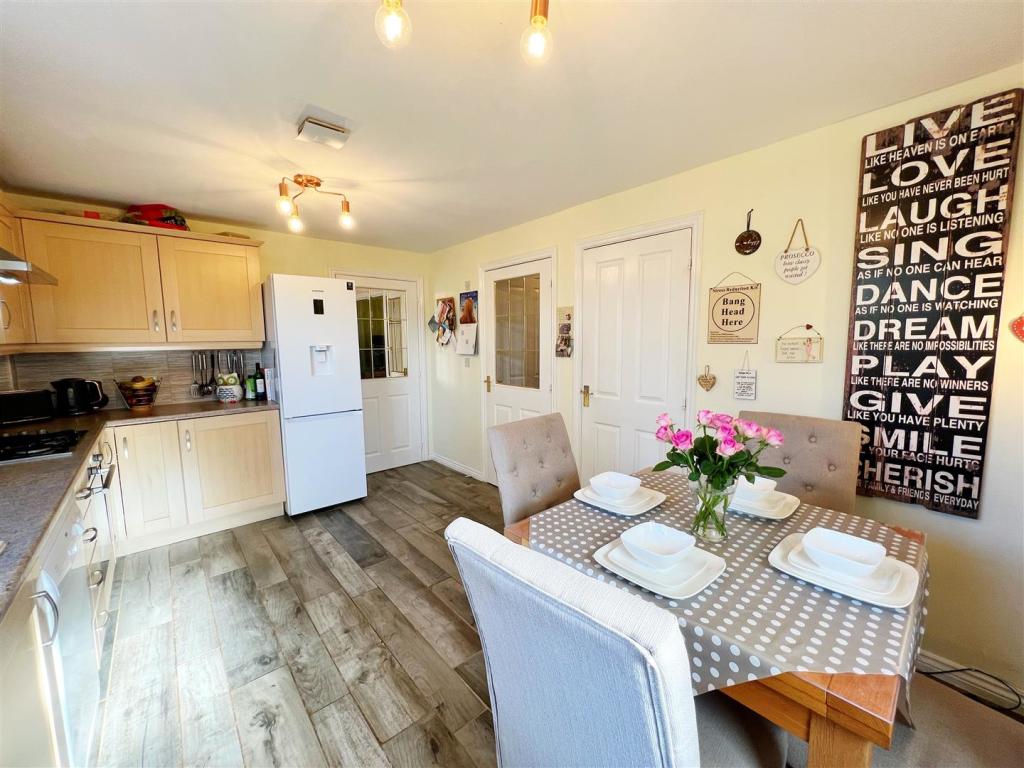 Kitchen 2.jpg
