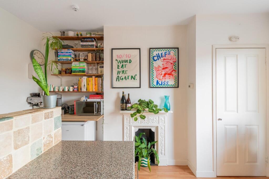 2Z4R6RD - Kitchen D.jpg