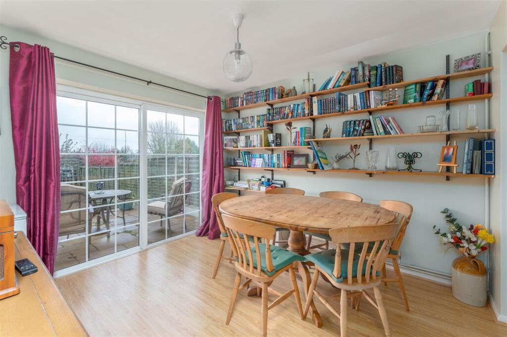 6 Gulliver's Close, Horley-9.jpg