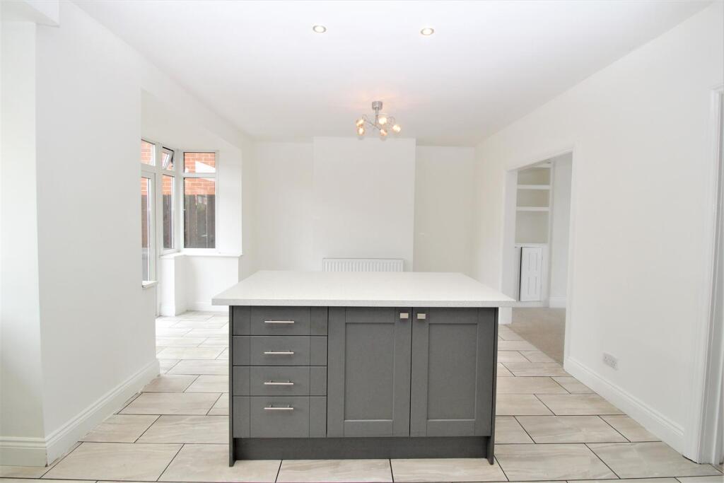 Breakfasting Kitchen with Dining Area