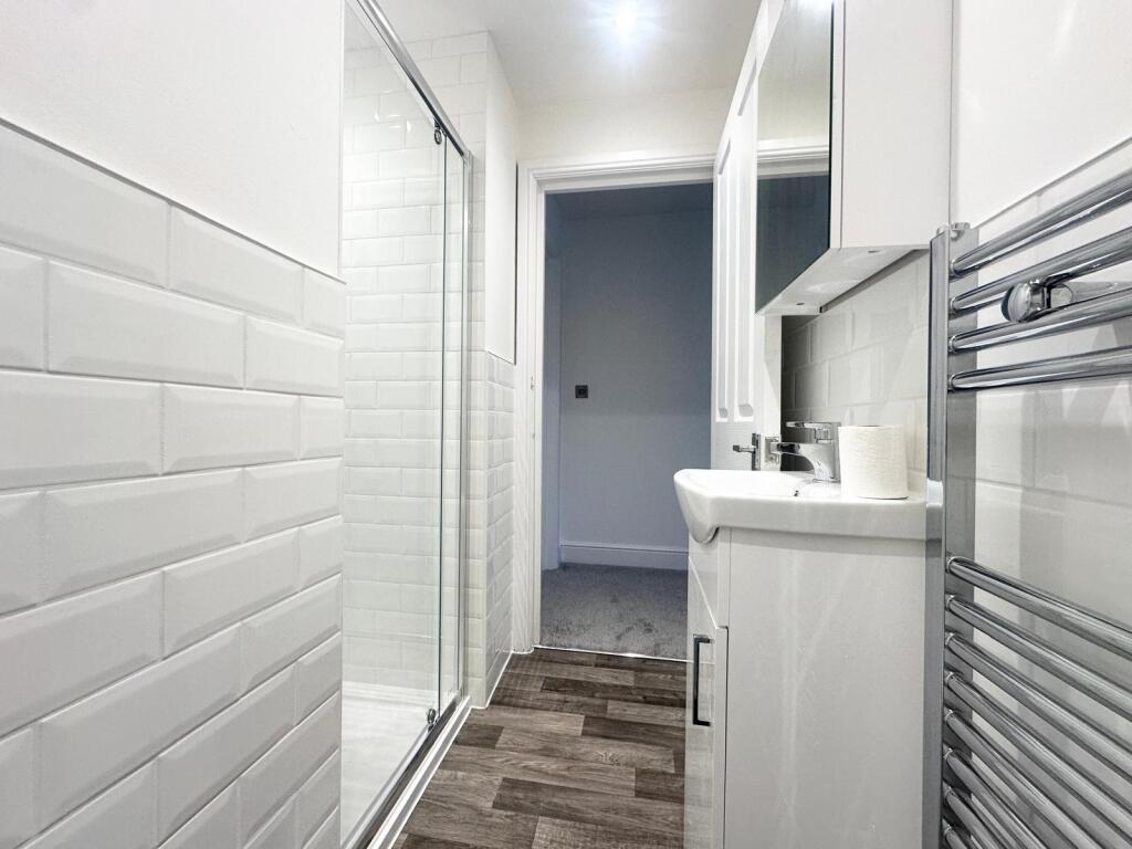 6- BATHROOM.jpg