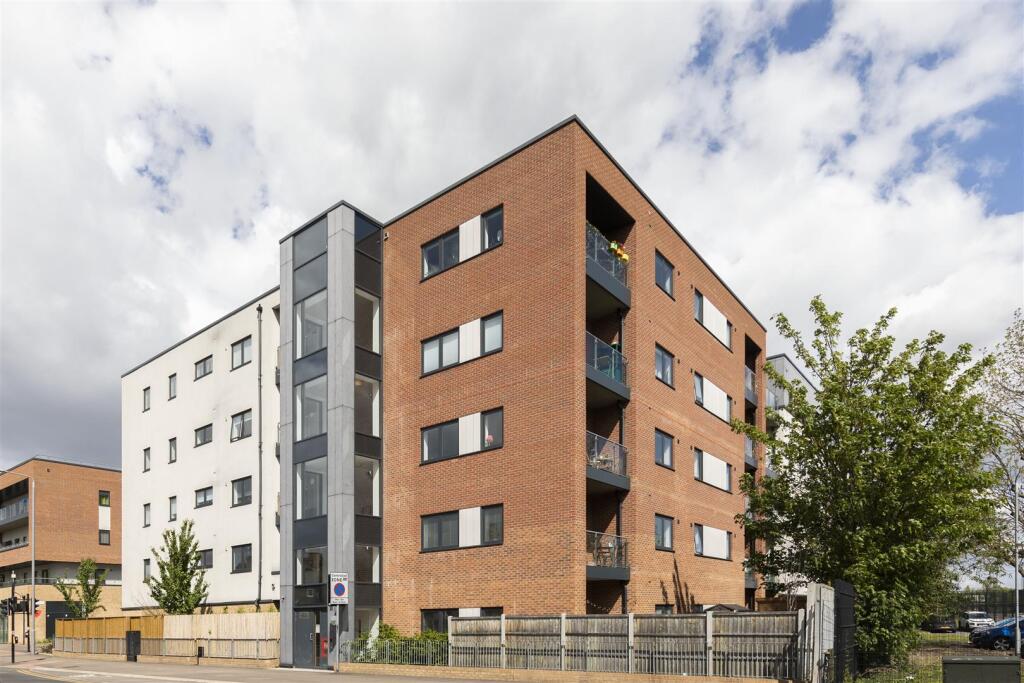 Thornbury Way E17