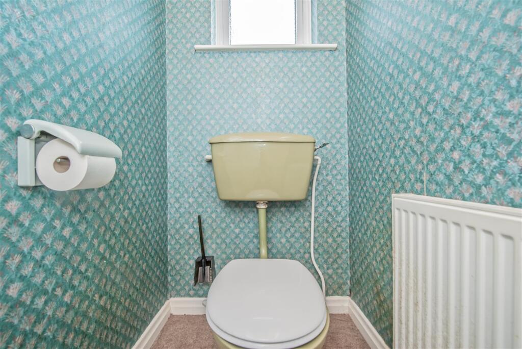 Cloakroom / WC: