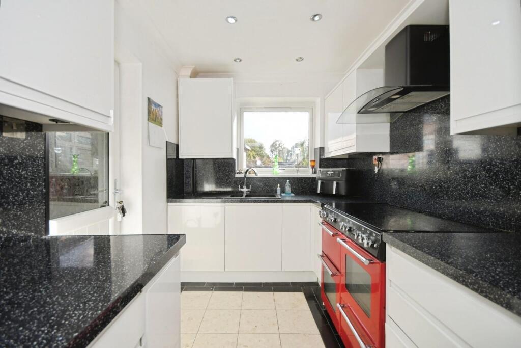 KITCHEN 02.jpg