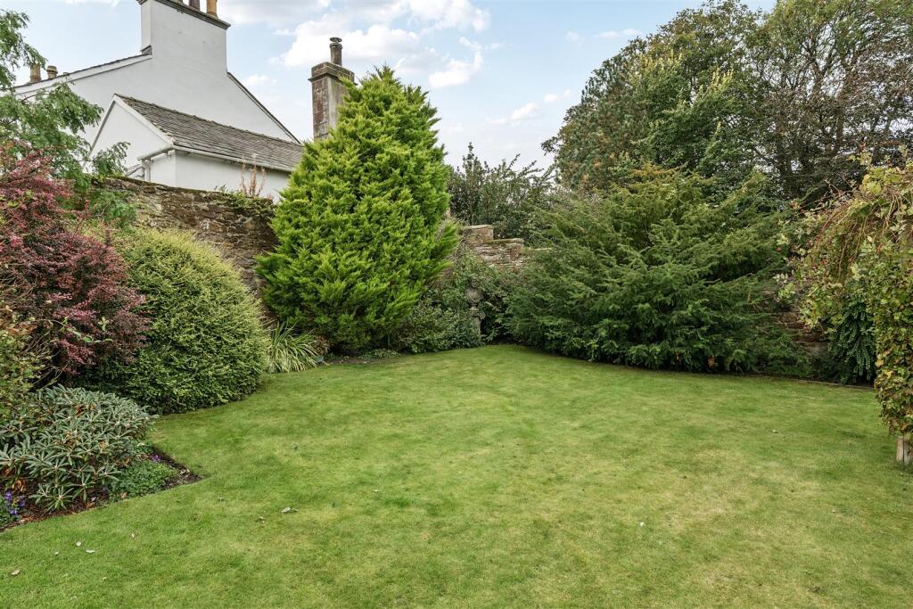 SIDE GARDENS