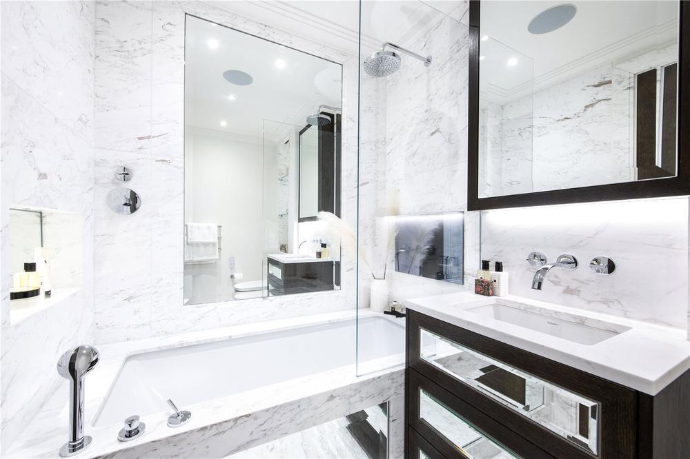 Master Bedroom En...