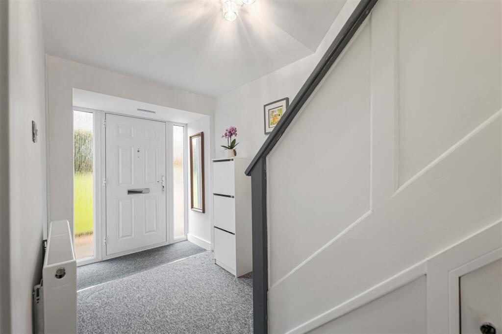 7 Woodview Close-02.jpg