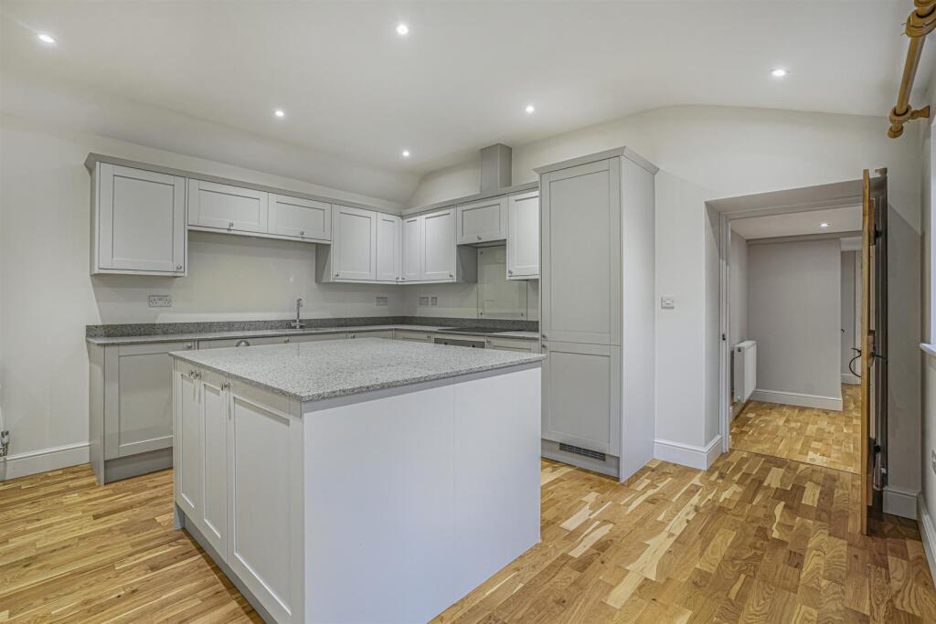 KITCHEN/BREAKFAST ROOM