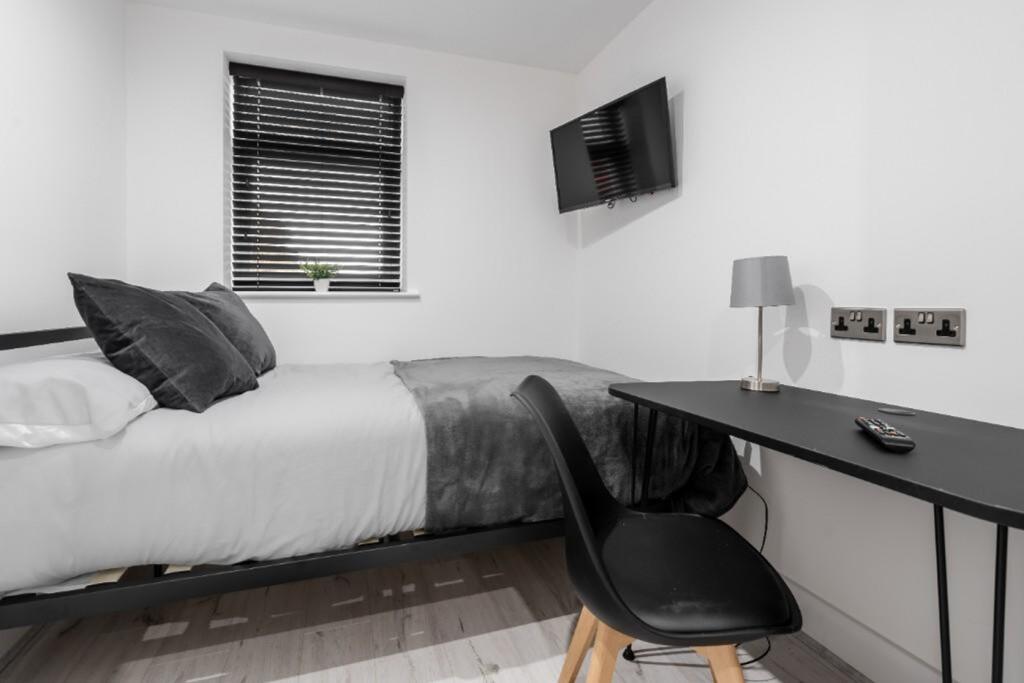 A stylish and tidy double bedroom featuring mod...