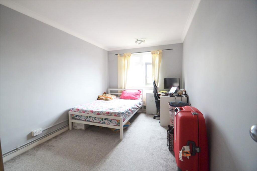 1 BED FLAT WITH PRIVATE BALCONY & COMMUNAL GARDEN