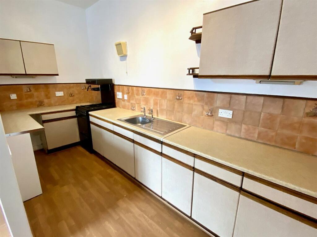 regent street 6 kitchen.jpg