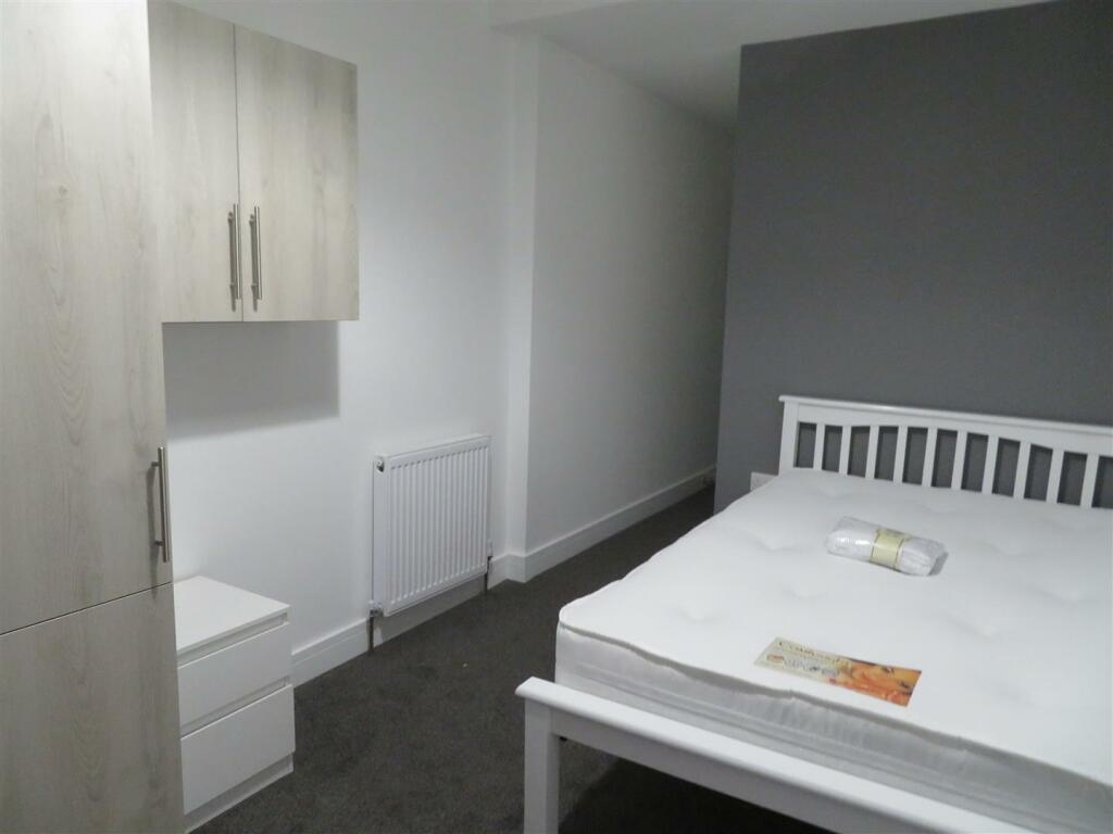 59 Manners Bed4.JPG