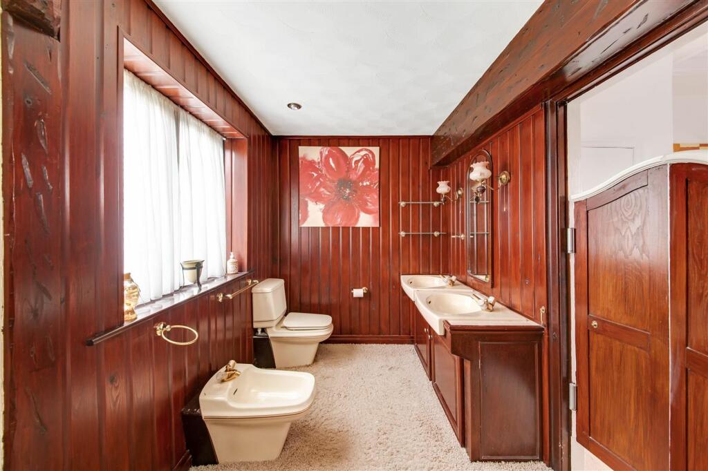 EN-SUITE BATHROOM TO BEDROOM ONE