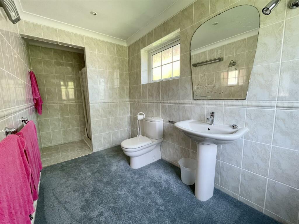 6. ensuite.jpg