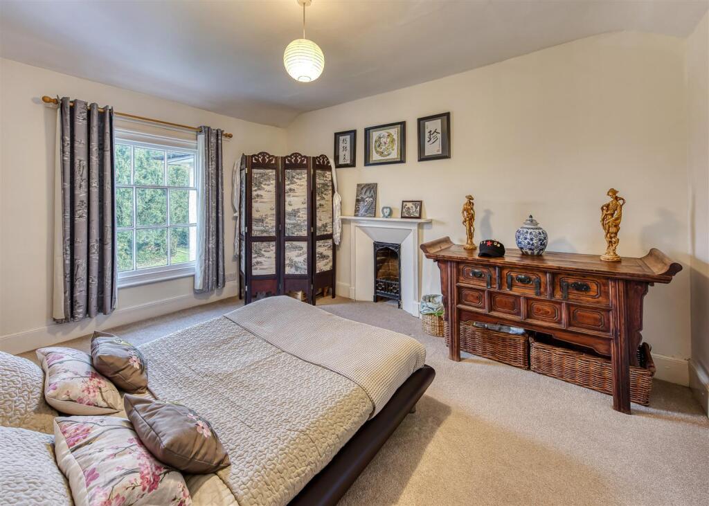 The Grove-bed2.jpg