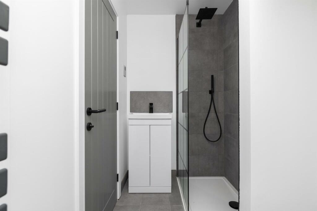 Bed 1 En-suite