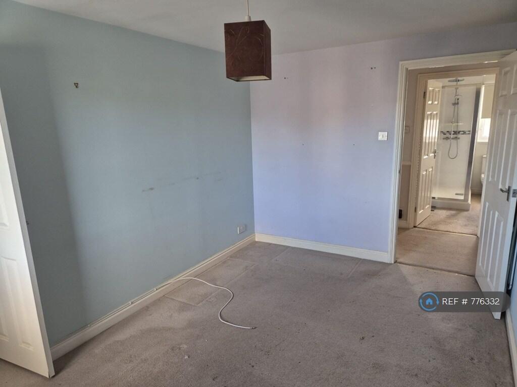 Master Bedroom (Inwards)