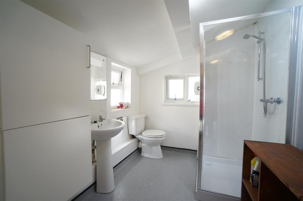9Caellepa_Bathroom1.JPG