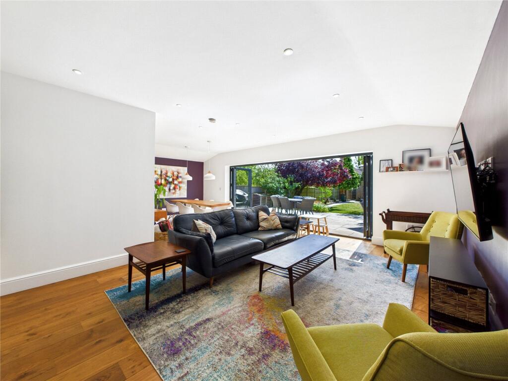 Lounge / Dining Area