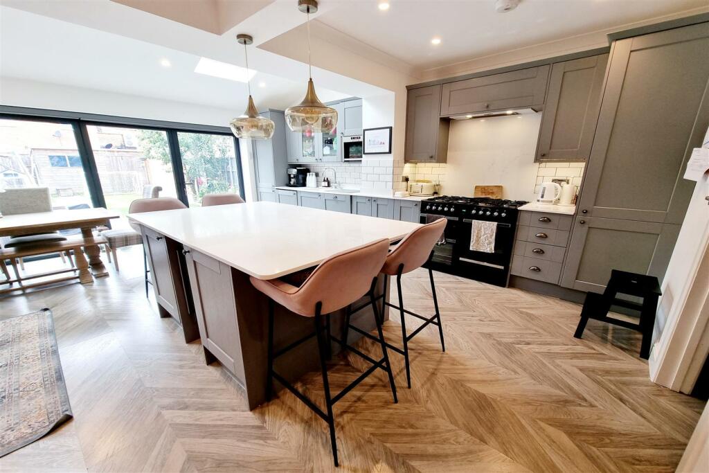 OPEN PLAN LUXURY FITTED KITCHEN/DINER/FAMILY ROOM: