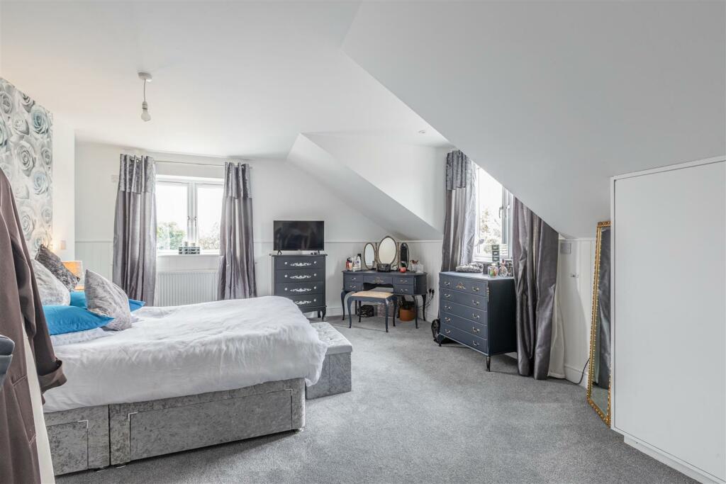21 Linden Close, New Haw, KT15 3HG - 8.jpg