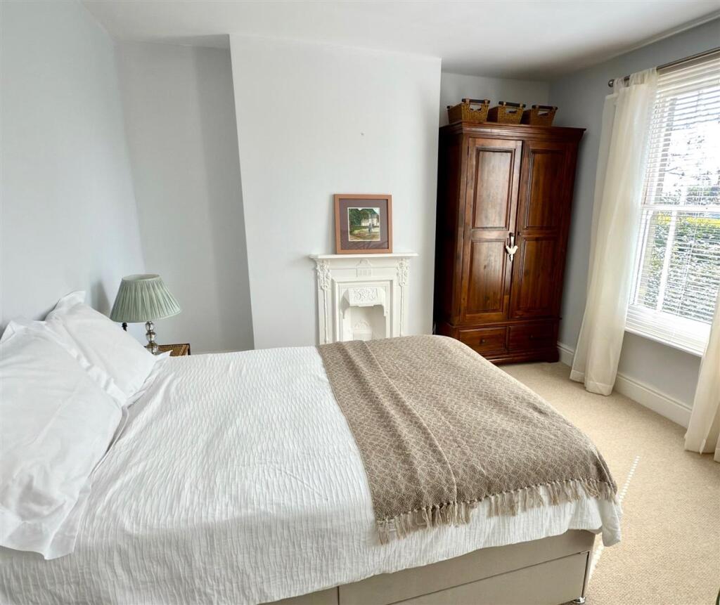 Bed 1.jpg