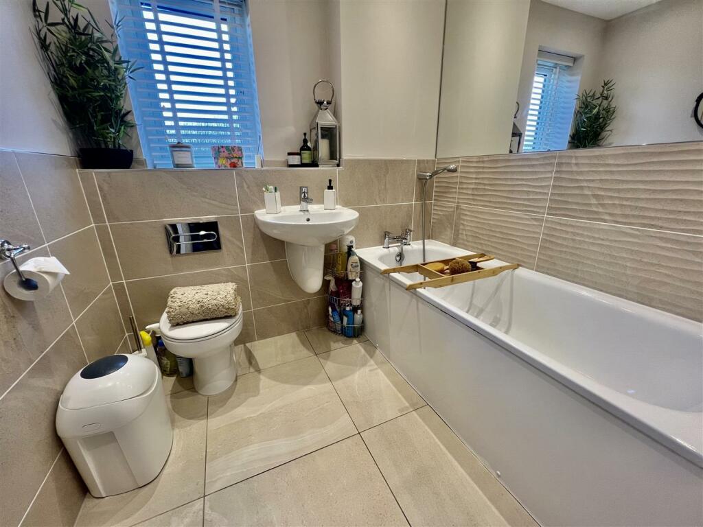 BATHROOM/WC