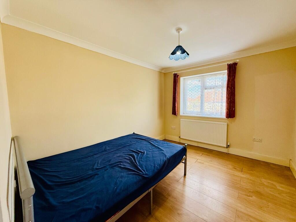 Crest Road, Londo...