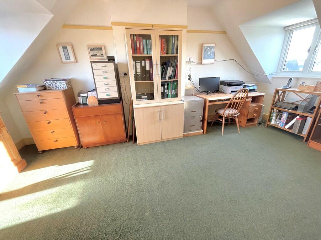 29 Knightscroft A...