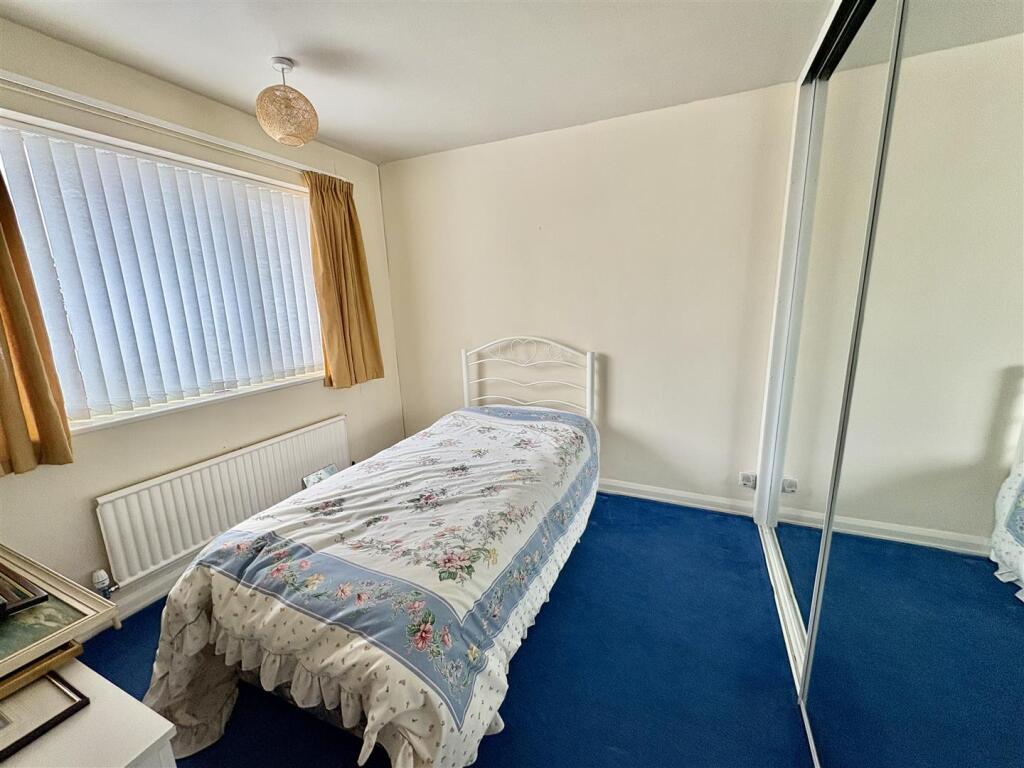 Bramleys Estate Agents - Round Hill - Holmfield (1