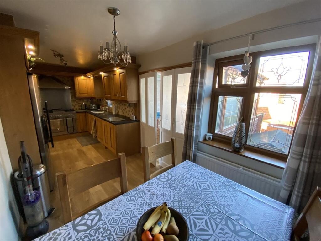 Kitchen: