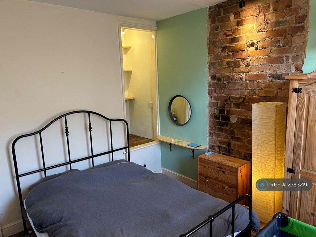 Front Bedroom (Desk Included)