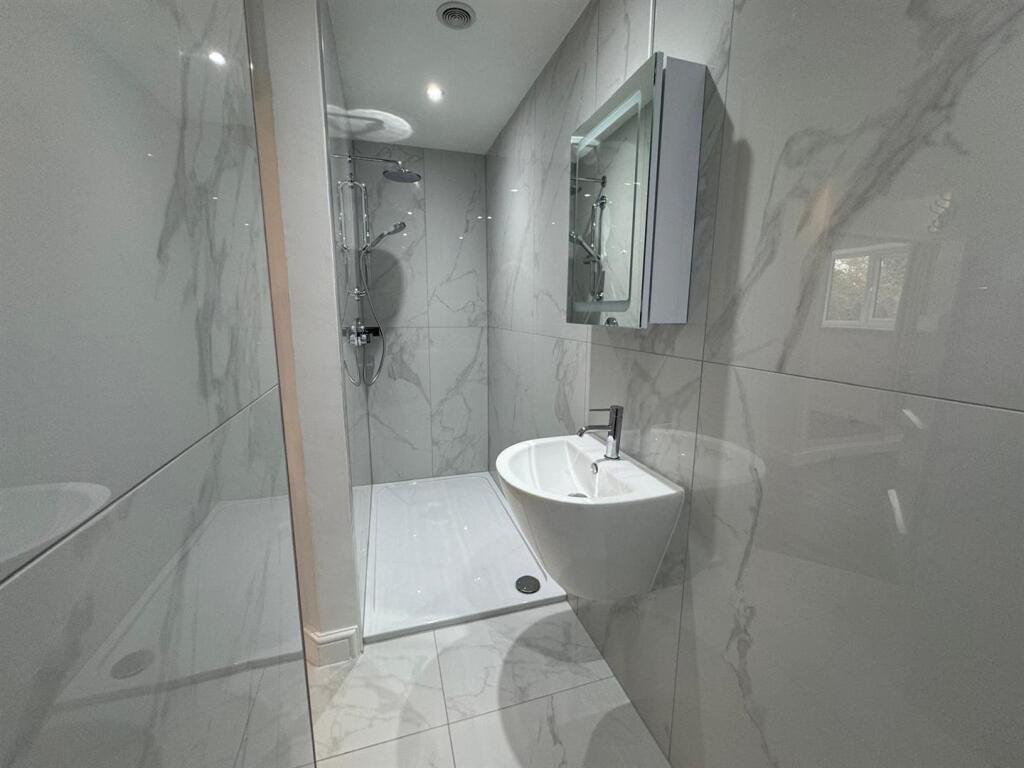Bathroom 2.jpg