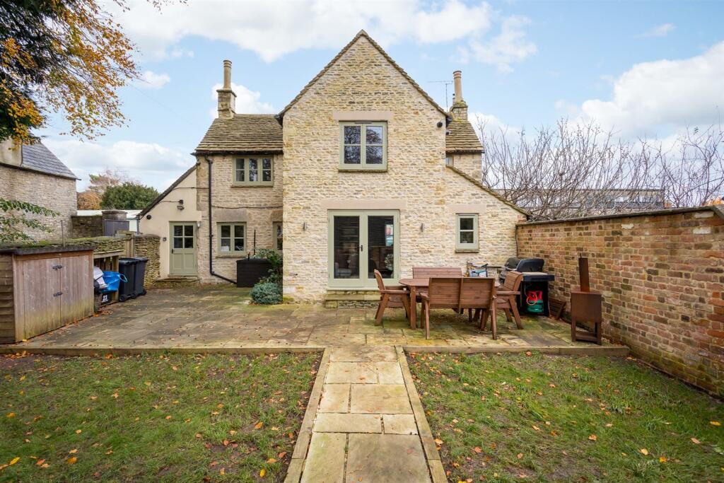 19 - 23 Querns Lane - GL7 1RL - Web.jpg